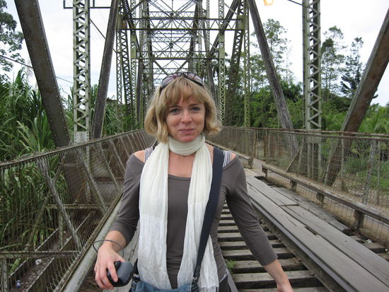 Annette beim Grenzübertritt nach Panama