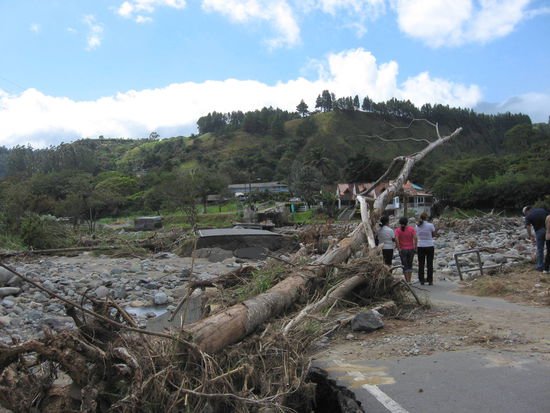 Zerstörte Straße im Fluß