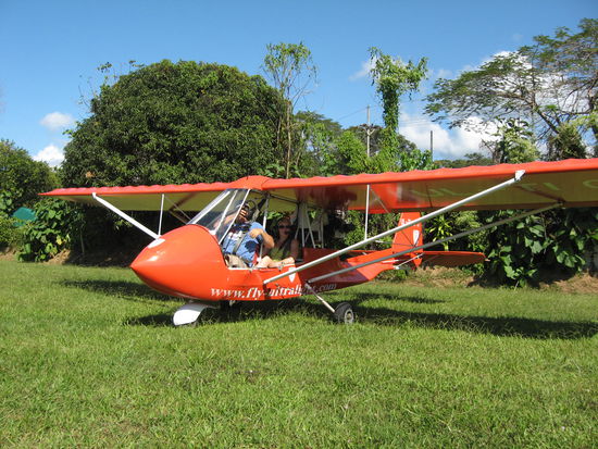 Niki aus der Holland-Reisegruppe beim Start mit dem Ultraleichtflugzeug.