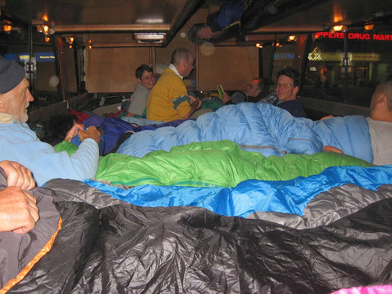 Schlafen im Bus bei einer Übernachtfahrt