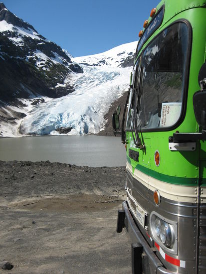 Pause am Bear Glacier (Gletscher)