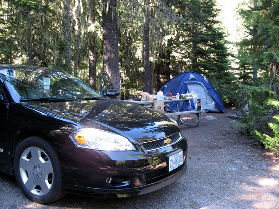 Schöner Zeltplatz mit schicken Sportwagen