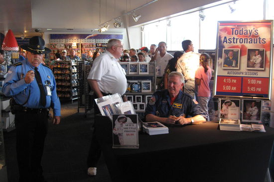 Astronaut bei Autogrammstunde