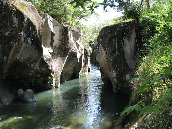 Der Fluss grub sich in den Stein.