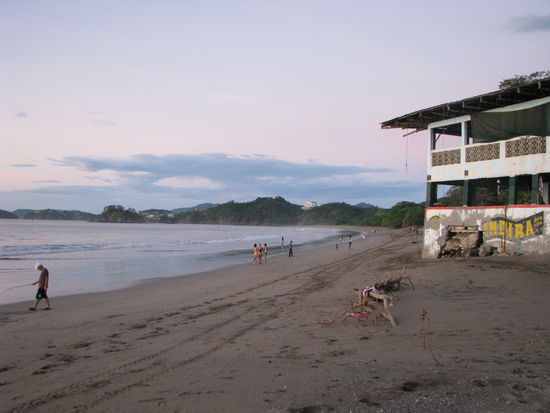 Abendstimmung am Strand mit Bar