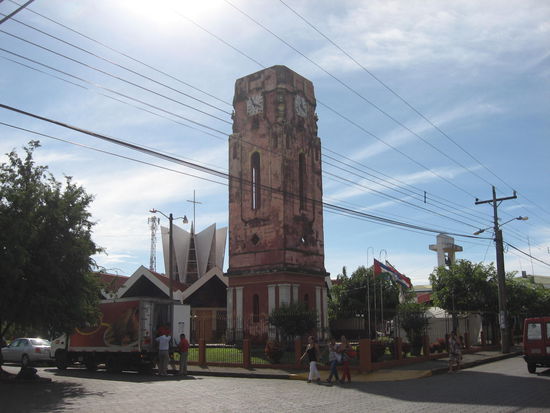 Vom Erdbeben übrig geblieben, ein Kirchturm.