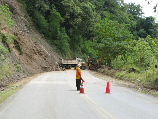 Warten, dass der Bergrutsch beseitigt wird!
