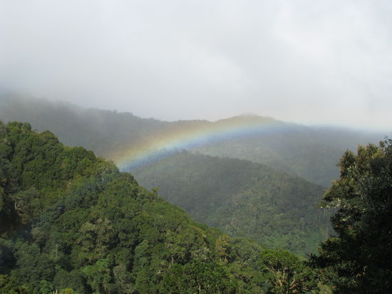 Über den Wolken mit Regenbogen