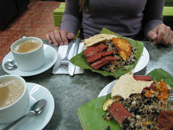 Das ist ein Abschied. Frühstück in Bananenblättern 