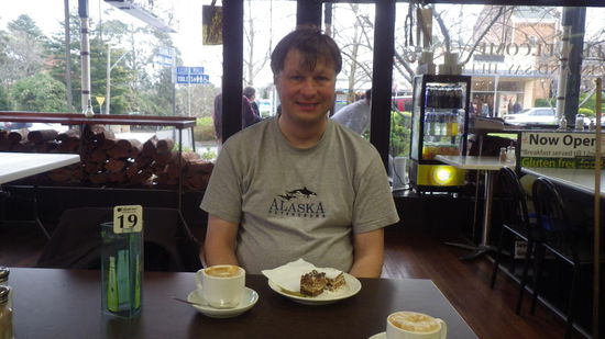 Nach dem Wandern ein Stück Kuchen und ein Kaffee