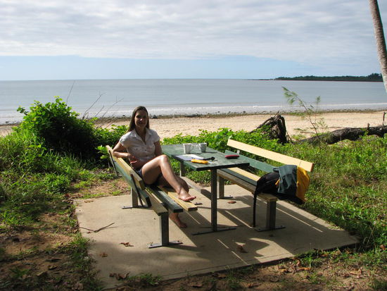 Steffi beim Postkarten schreiben