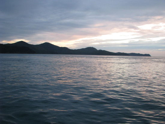 In den Sonnenuntergang gefahren