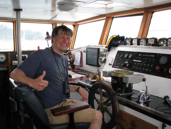 Der gutaussehende Kapitän