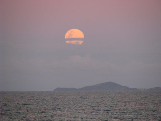 Vollmond über dem Meer