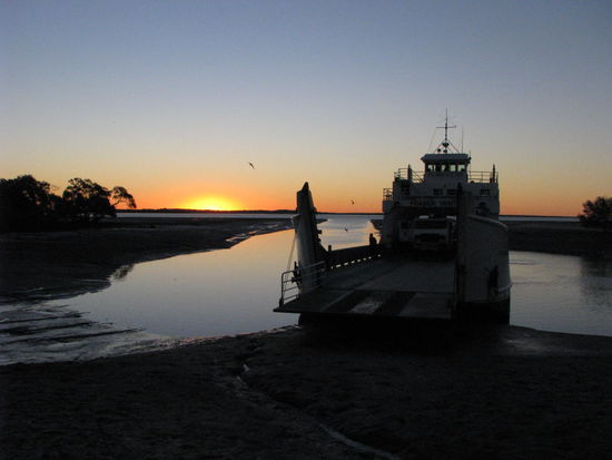 Fähre bei Ebbe