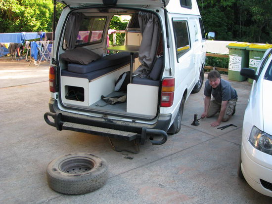 Wo ist der Wagenheber? Versteckt!