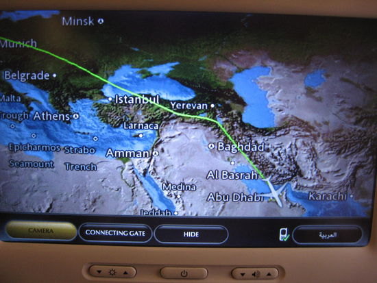 Aber erst einmal nach Abu Dhabi. 2 Stunden Aufenthalt.