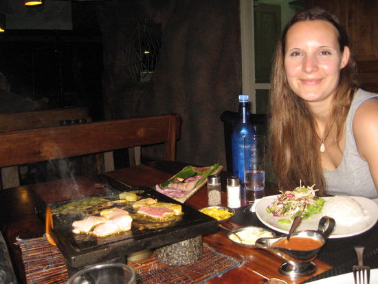 Fisch und Fleisch auf dem heißen Stein in Maria's Rock Cafe