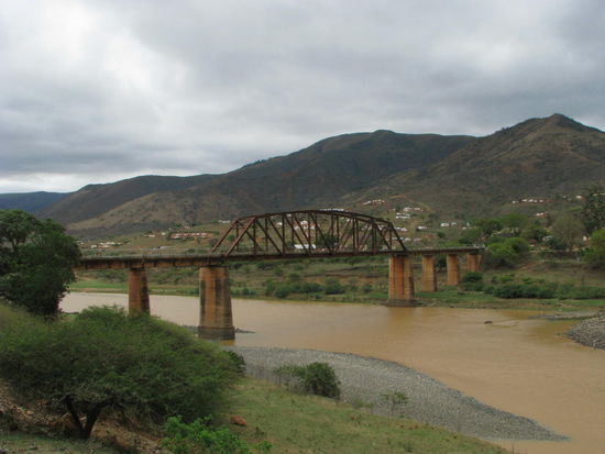 Tugela Fluß mit Brücke