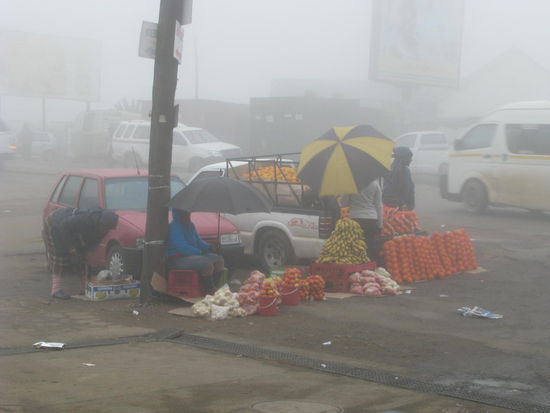 Nebel und Regen in Kranskop auf der Fahrt in die Drackensberge