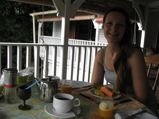 Steffi beim Frühstücken im Hintegrund unser Zimmer