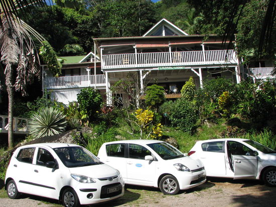 Mietwagenkorso an unserer Lodge 