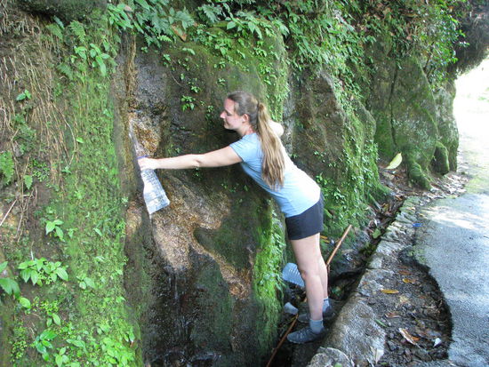 Frisches Wasser aus einer Quelle