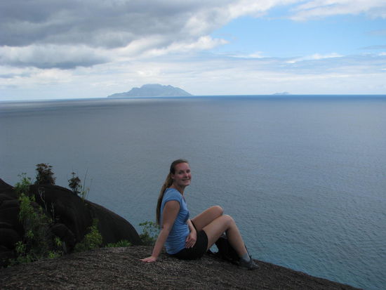 Erste Pause auf einem Granitfelsen. Im Hintergrund die Insel Silhouette