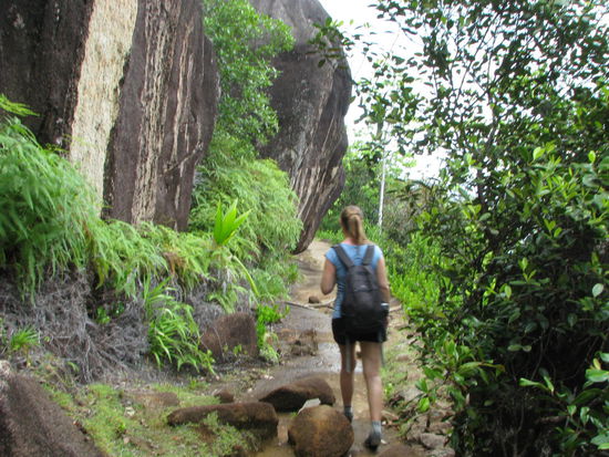 Der Weg an der Küste vorbei an Granitfelsen