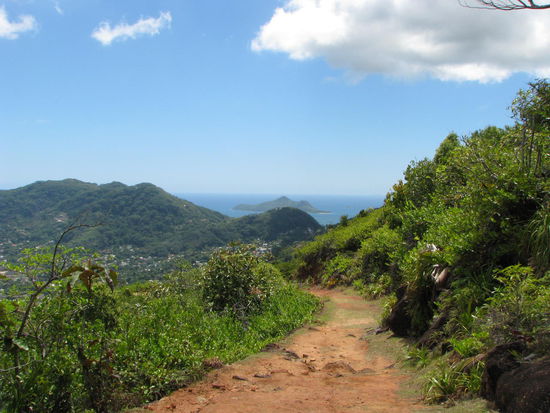 Wanderweg zum Meer auf dem Berg (Mare aux Cochons)