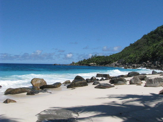 Hohe Wellen und Granitsteine