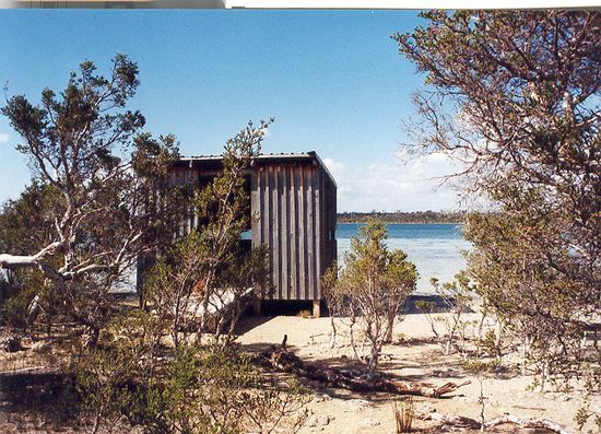 Vogelbeobachtungsstation an einem See