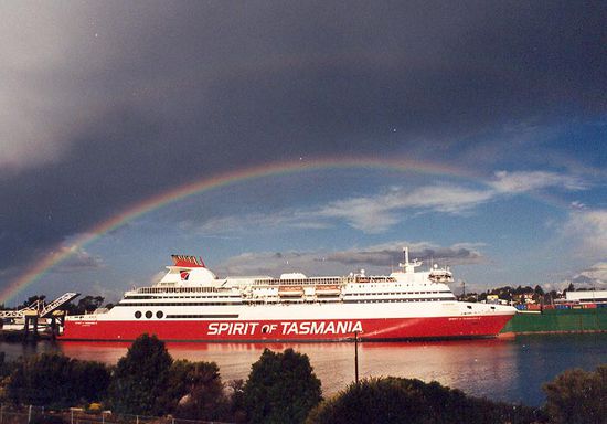 Fähre in Tasmanien mit Regenbogen