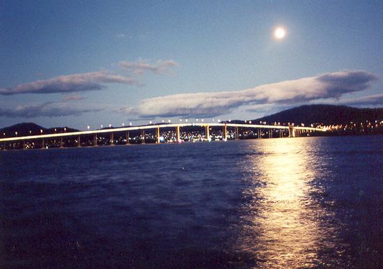 Hobart Bridge bei Volllmond