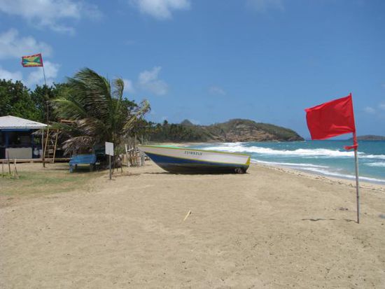 Rote Fahnen wehen in Grenada