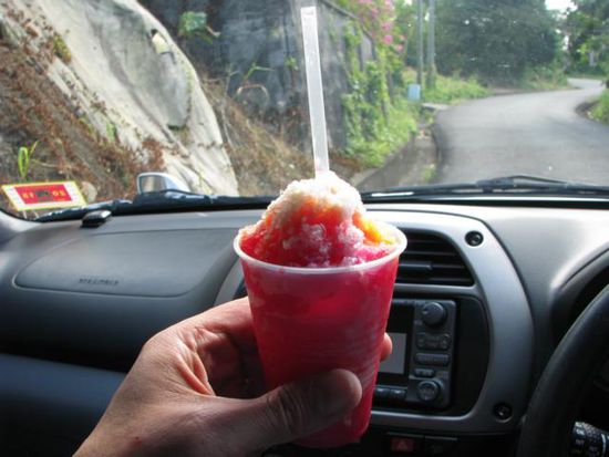 Ein Eis aus Wasserkristallen mit Sirup. Lecker bei der Hitze