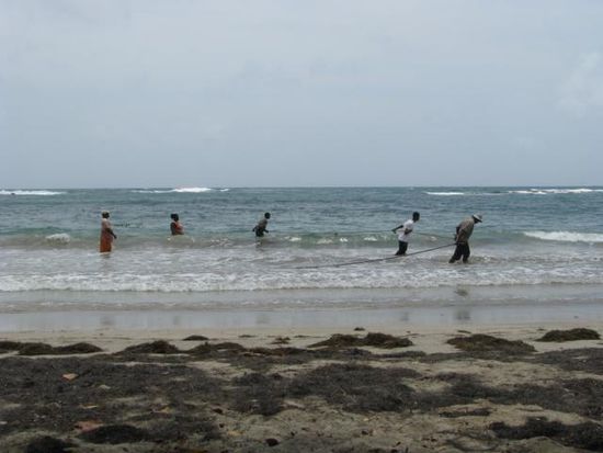 Fischer beim Fischen am Crochu Hausstrand