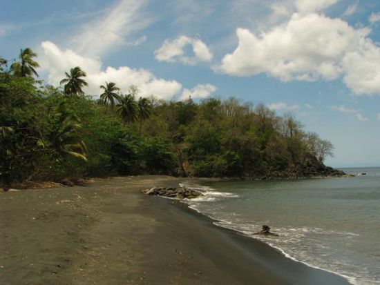 Schwazer Vulkanstrand auf Grenada