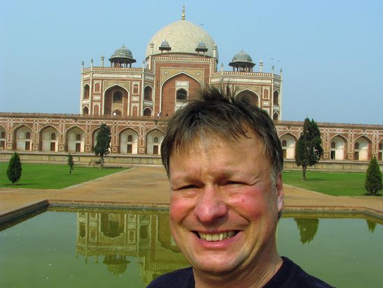 Gelandet in Neu Dehli  
Im Hintergrund das Humayun-Mausoleum