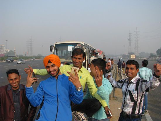 Auf der riesigen Autobahn mußten wir halten. Umzingelt von netten Indern.