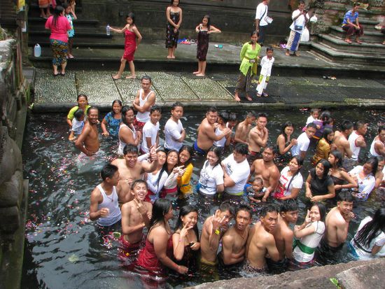 Gläubige beim Baden im Tirta Empul Tempel