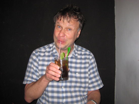 Lustiger Gast beim Mojito trinken