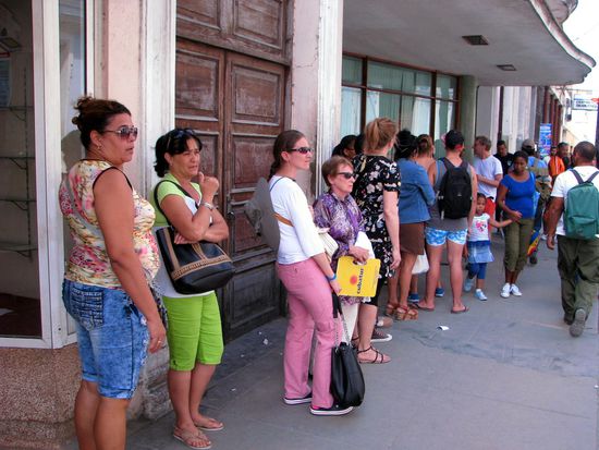 Daniela beim Warten am Geldumtausch