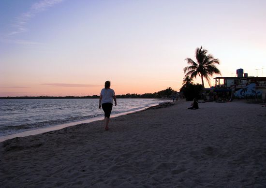 Schöner Strand im Abendlicht