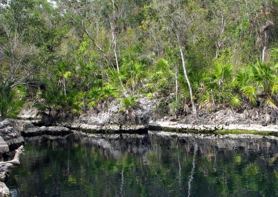 Karstloch mit ganz klaren Wasser