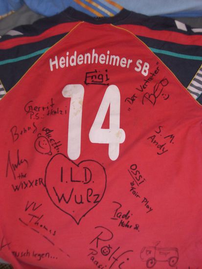Abschiedsgeschenk: Trikot mit Unterschriften