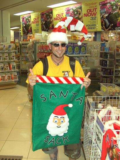 Weihnachtsgruesse von mir und Santa SACK nach Hause!