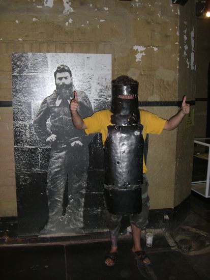 Verkleidet als der kriminelle Volksheld Ned Kelly!