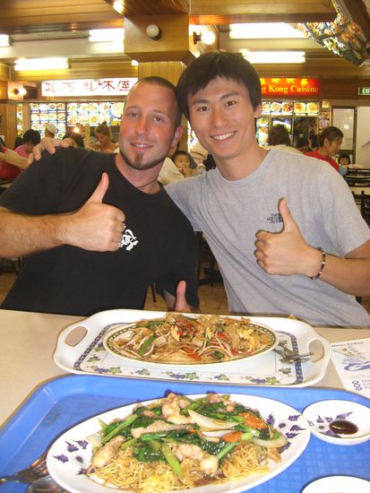 Ich und John im Foodcourt in Chinatown