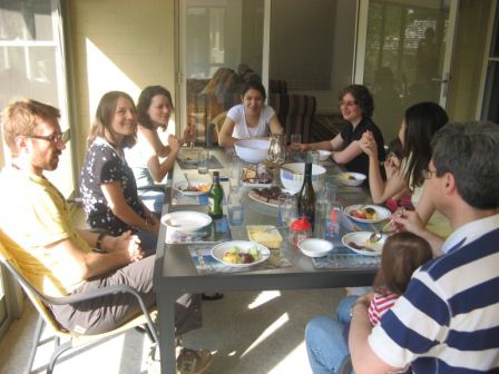 Charles (Blandines husband), Blandine, me, Fatima, Miriam, Luci, Mei, Nick (Lindy's) und Keira und im Fenster ist Lindy zu sehen